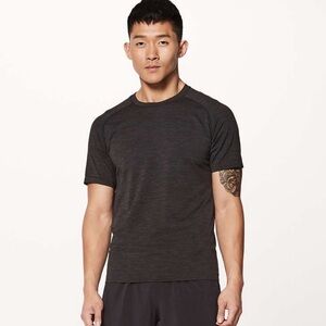 Lululemon Men’s Metal Vent Tech Short Sleeve in Deep Coal / Black, Size Medium